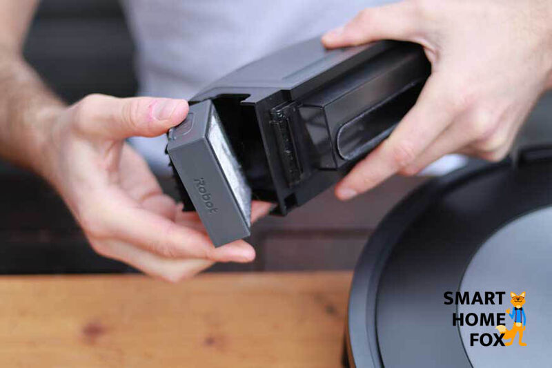 HEPA-Filter wird durch einen Knopfdruck entnommen.